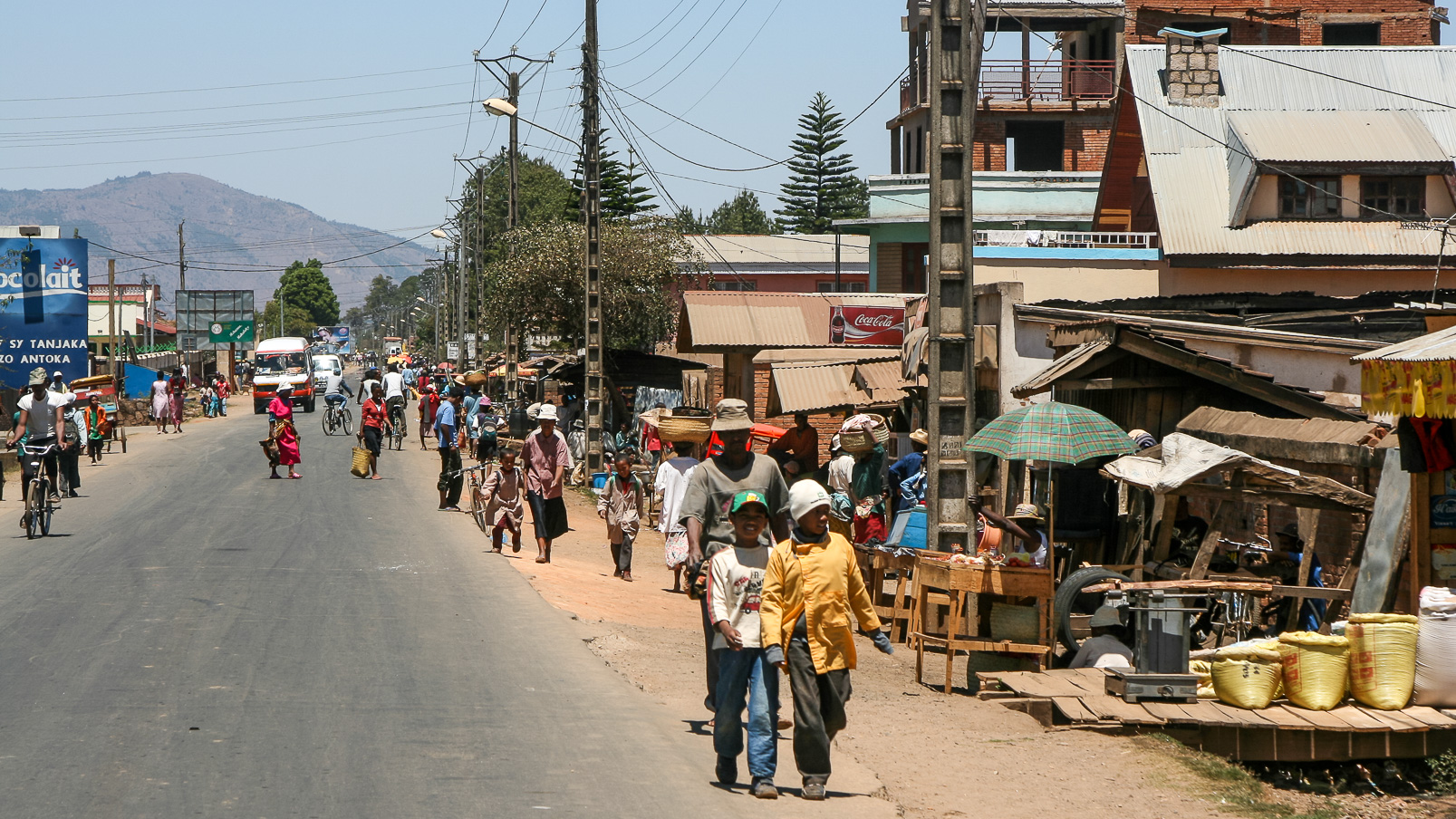 La Nationale 7 traverse la petite ville d'Antsirabe.