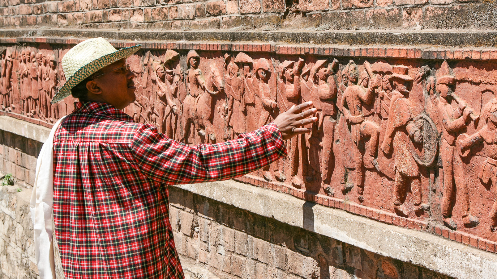 Bas-relief racontant l'histoire de Madagascar.