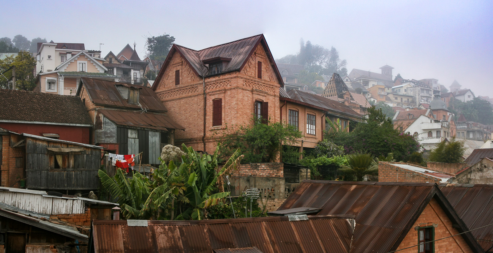 Antananarivo , dans la brume matinale.