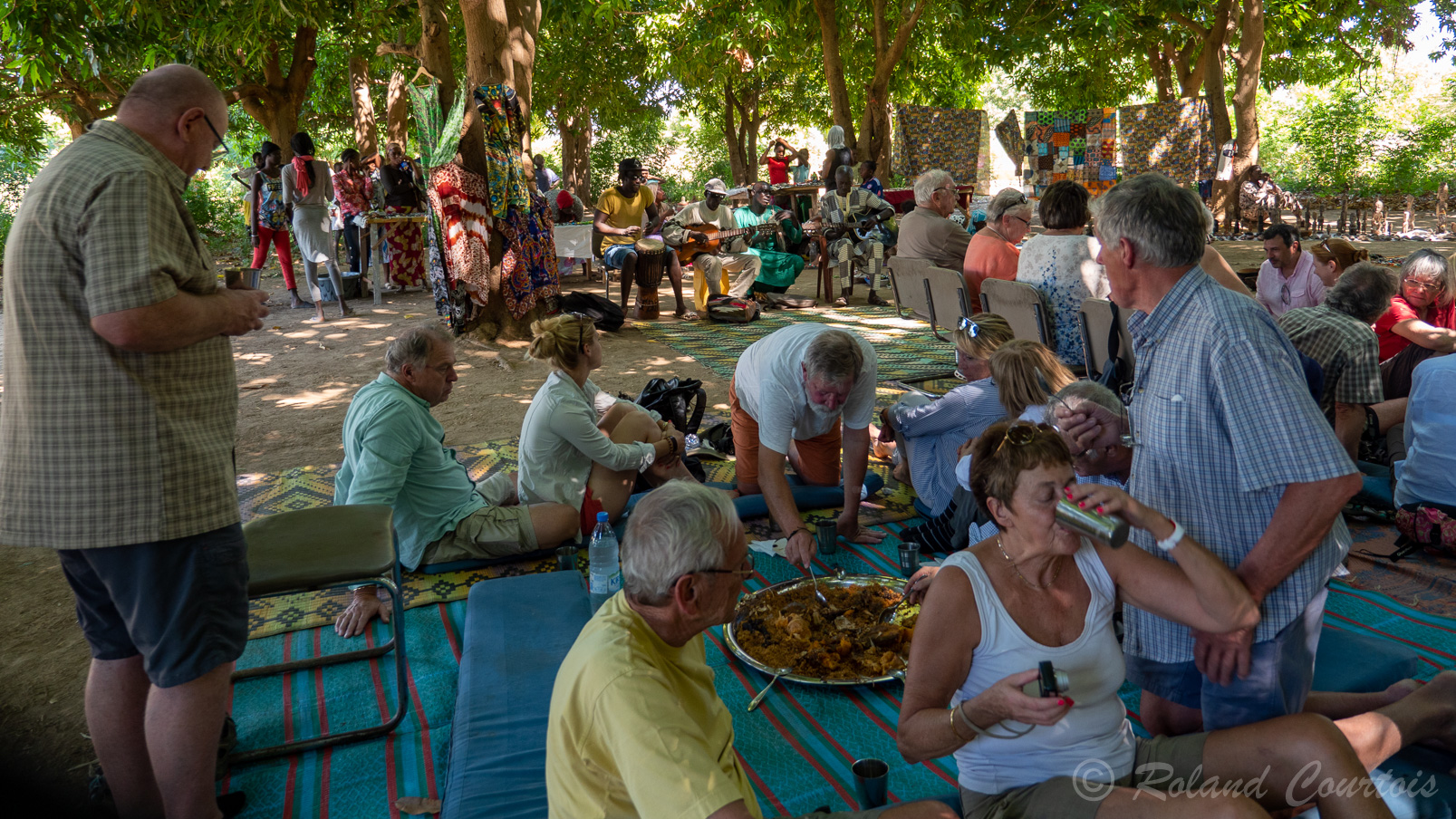 Déjeuner traditionnel au milieu des manguiers.