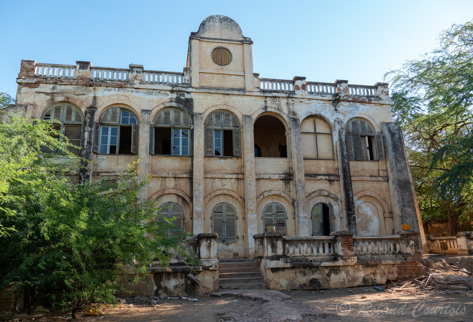 Entre 1822 et 1827, un gouverneur du Sénégal, le baron Jacques-François Roger, s'est fait construire un véritable château, habité par la suite par Louis Faidherbe, avant d'être transformé en monastère puis en école. Aujourd'hui en ruine, le bâtiment témoigne encore des ambitions du passé et constitue l'une des curiosités de l'endroit.