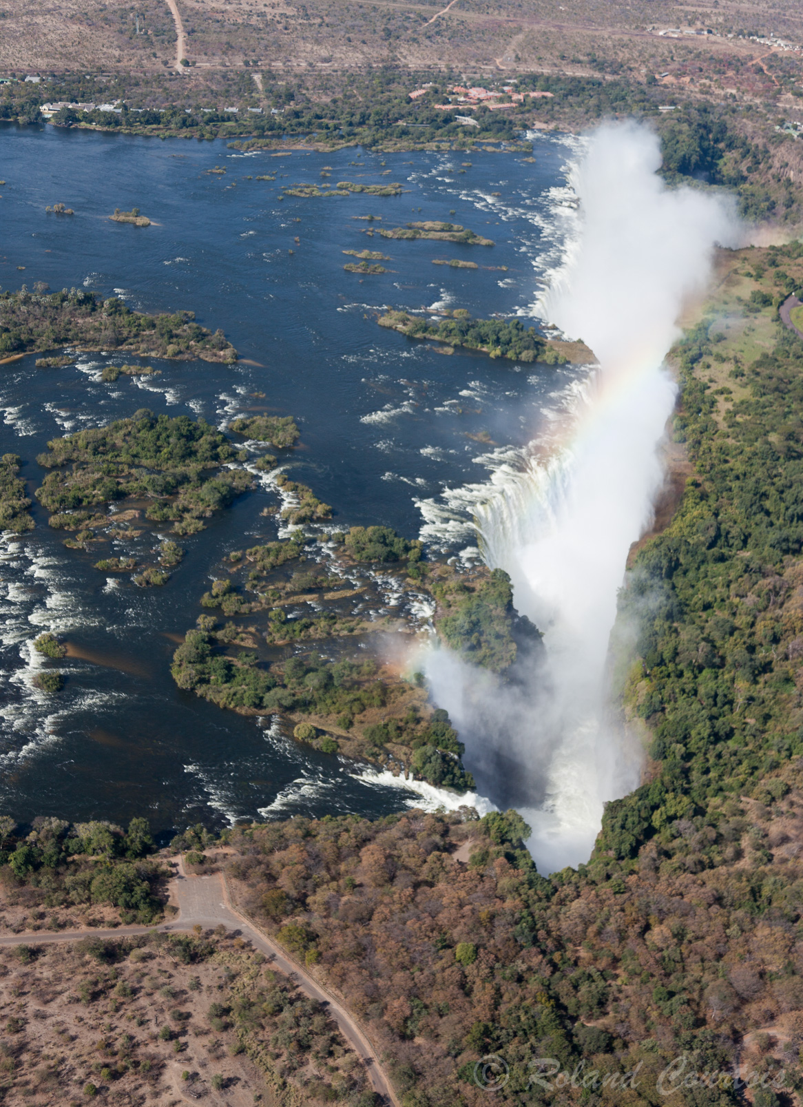 Vue générale des 1,7 km des chutes Victoria, permettant de voir l'ensemble des chutes et des îles. Le Zimbabwe est à droite, et la Zambie à gauche.