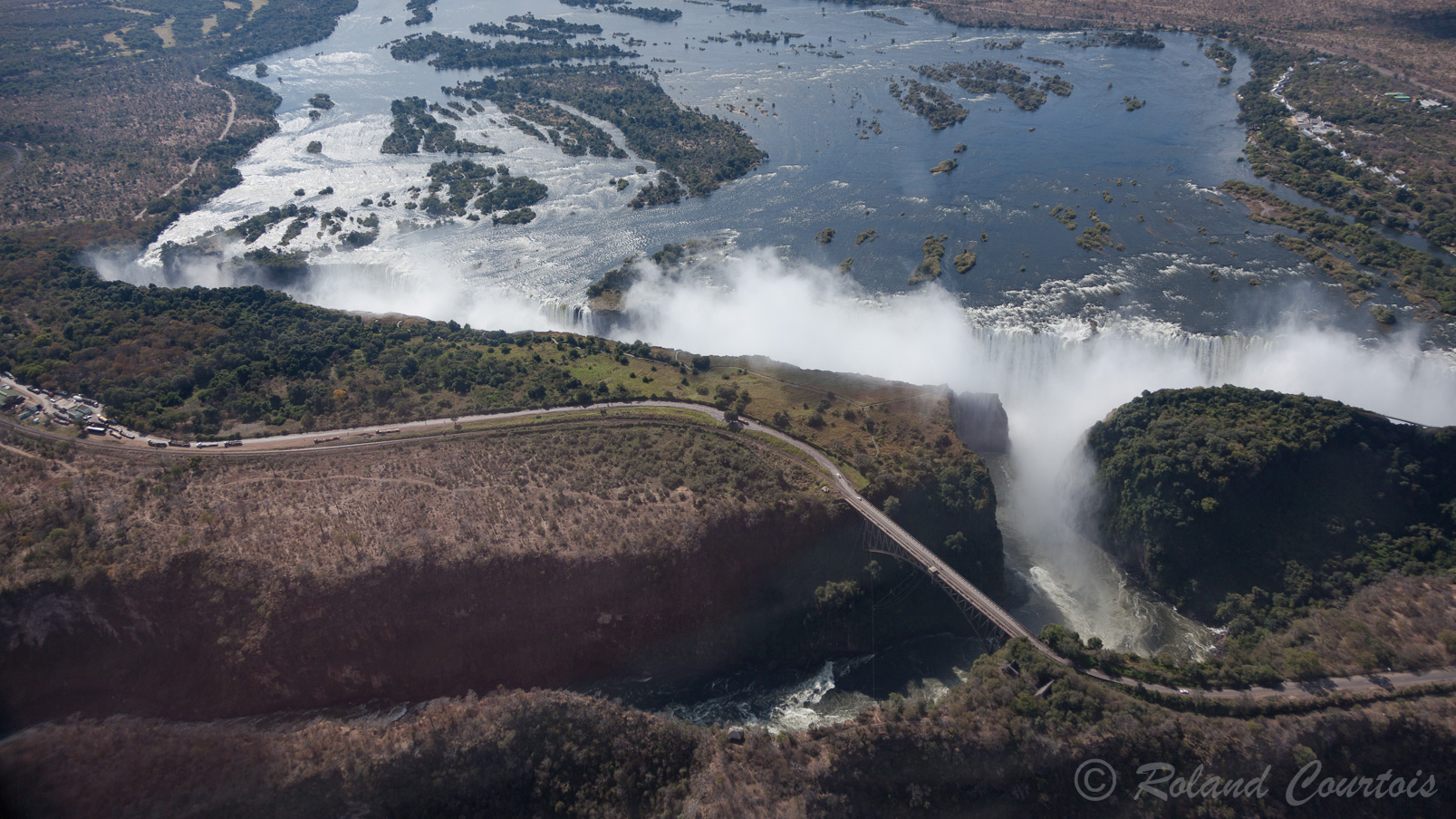 Vue d'ensemble des chutes. On distingue en avant-plan le pont reliant le Zimbabwe et la Zambie.