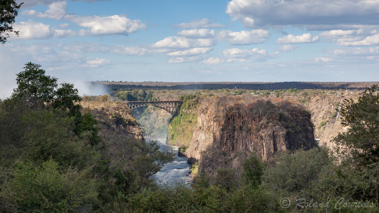 Ce pont enjambe le fleuve à proximité des chutes et permet de passer du Zimbabwe en Zambie.