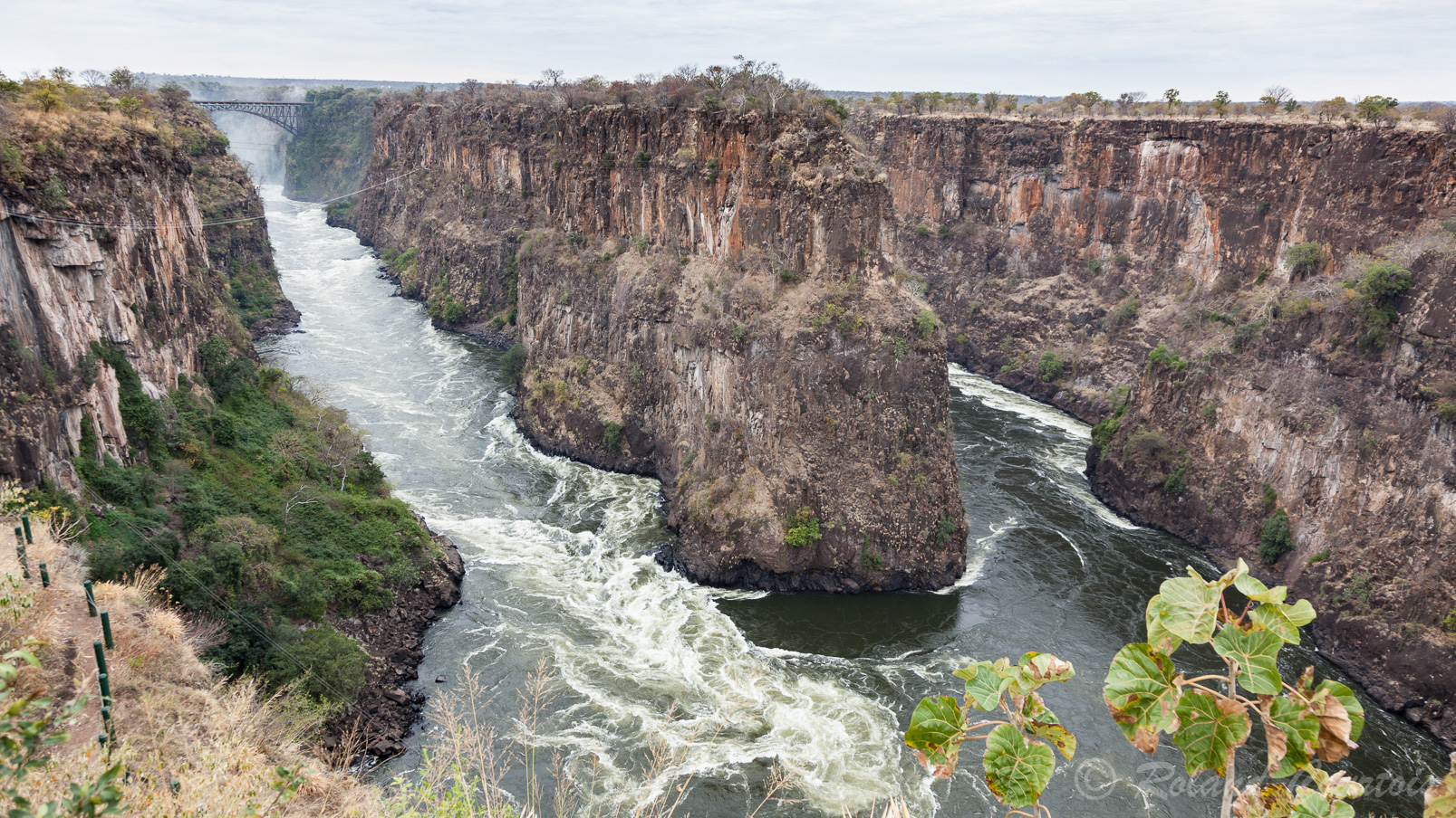 En aval des chutes, le Zambèze a creusé de profonds  canyons.