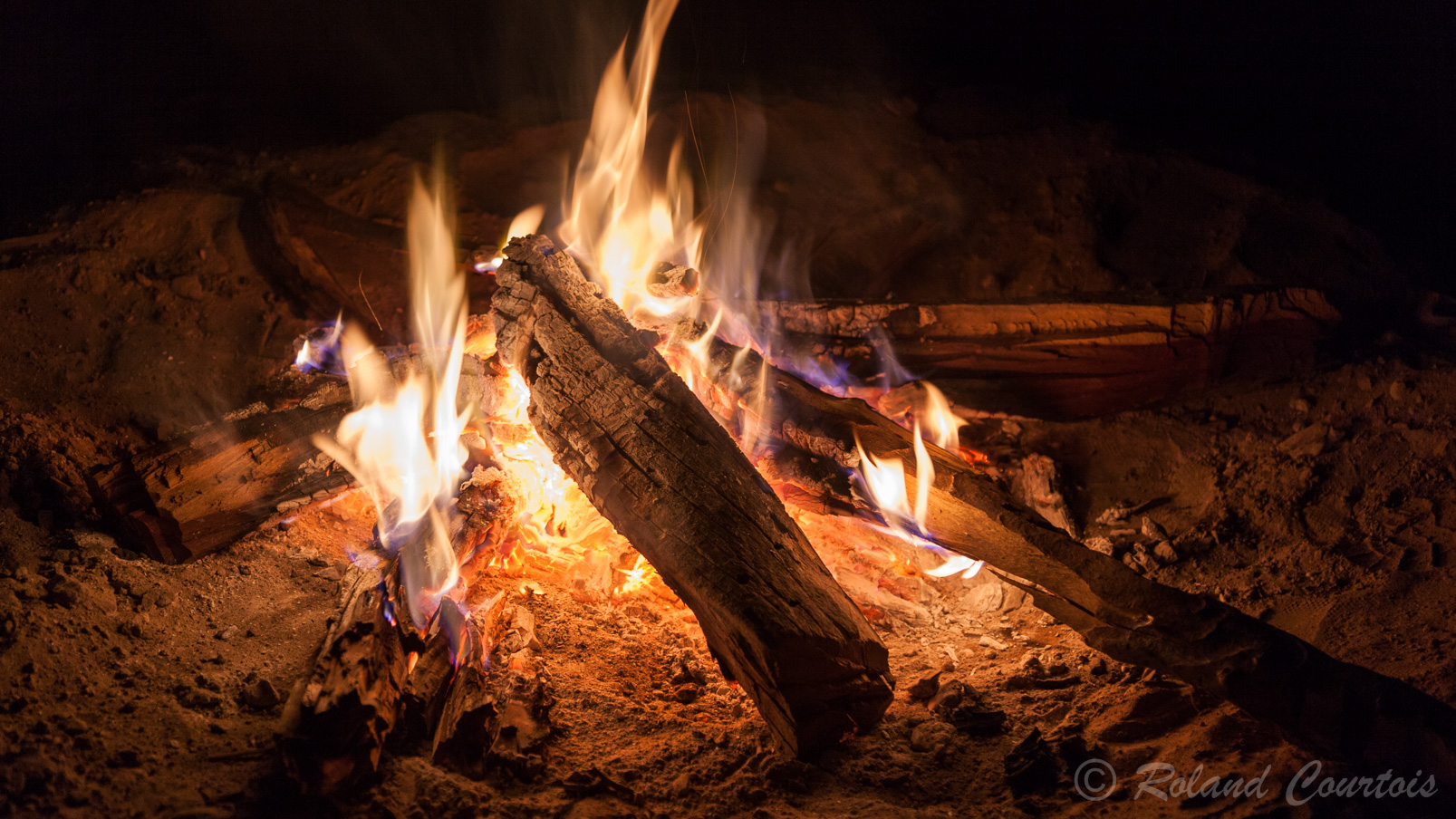 De retour au camp, un bon feu de bois nous réchauffe avant le diner.