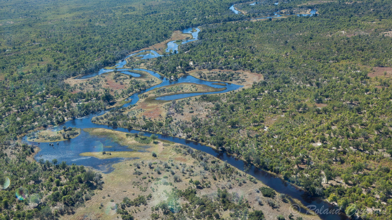 La rivière Okavango dessine des arabesques dans le paysage.