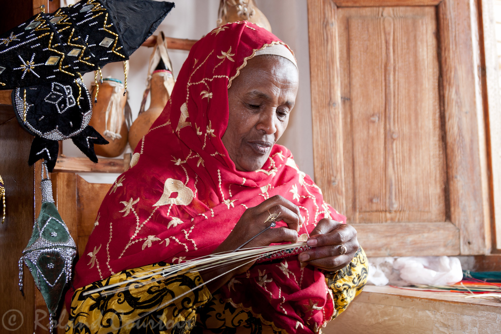 Harar - Une grand-mère fait de la vannerie