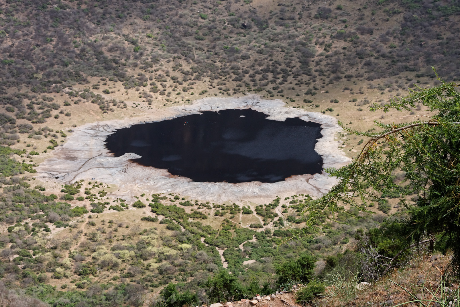 Cratère de volcan inactif et son lac salé