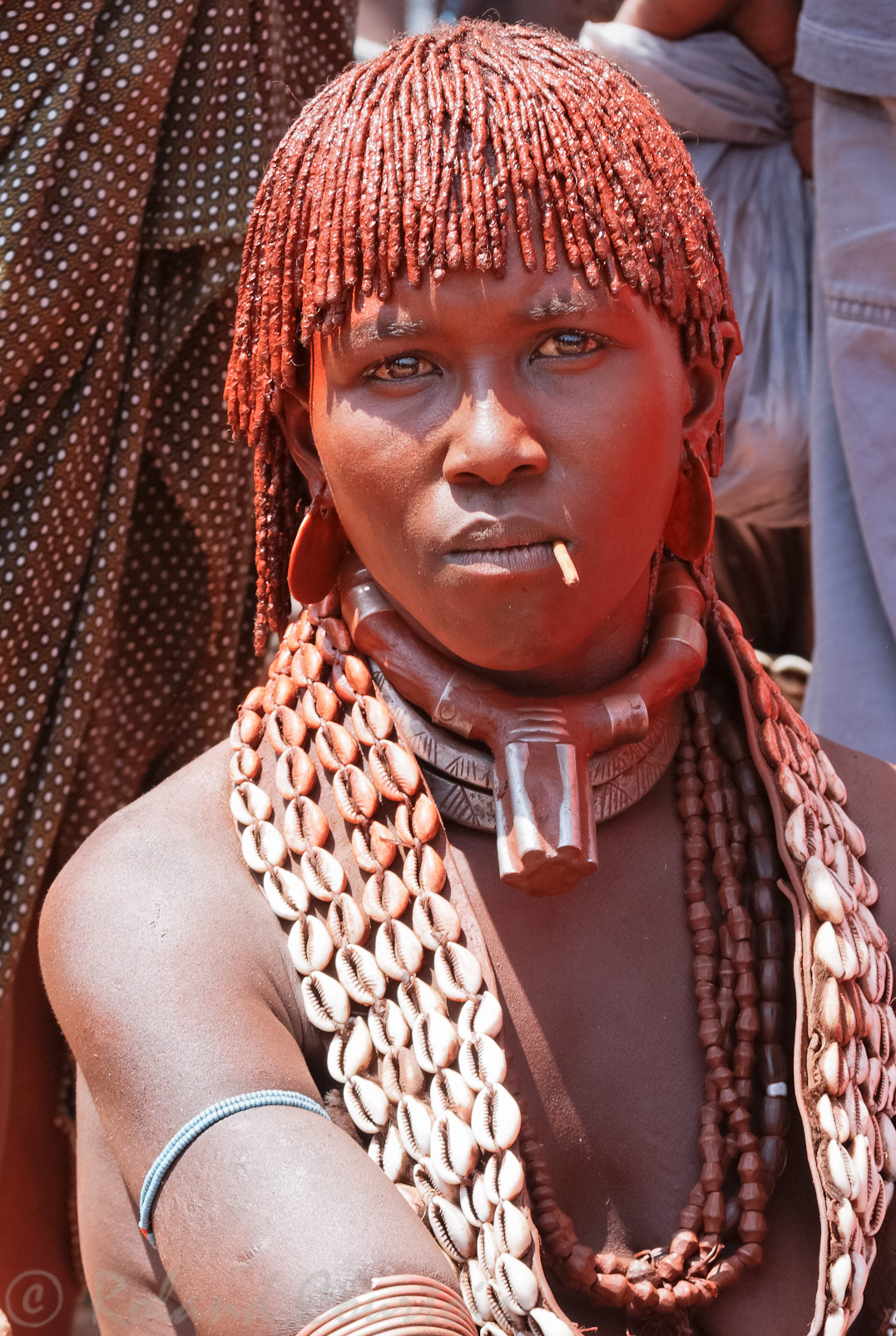 Dimeka - Femme Hamer avec sa coiffure enduite de beurre mélangé à une poudre rouge - Elle porte son collier de femme mariée