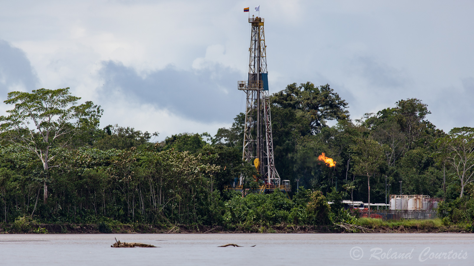 Tout au long de la rivière Napo, il y des derricks de pétrole. Cela n'est pas sans conséquence pour l'environnement