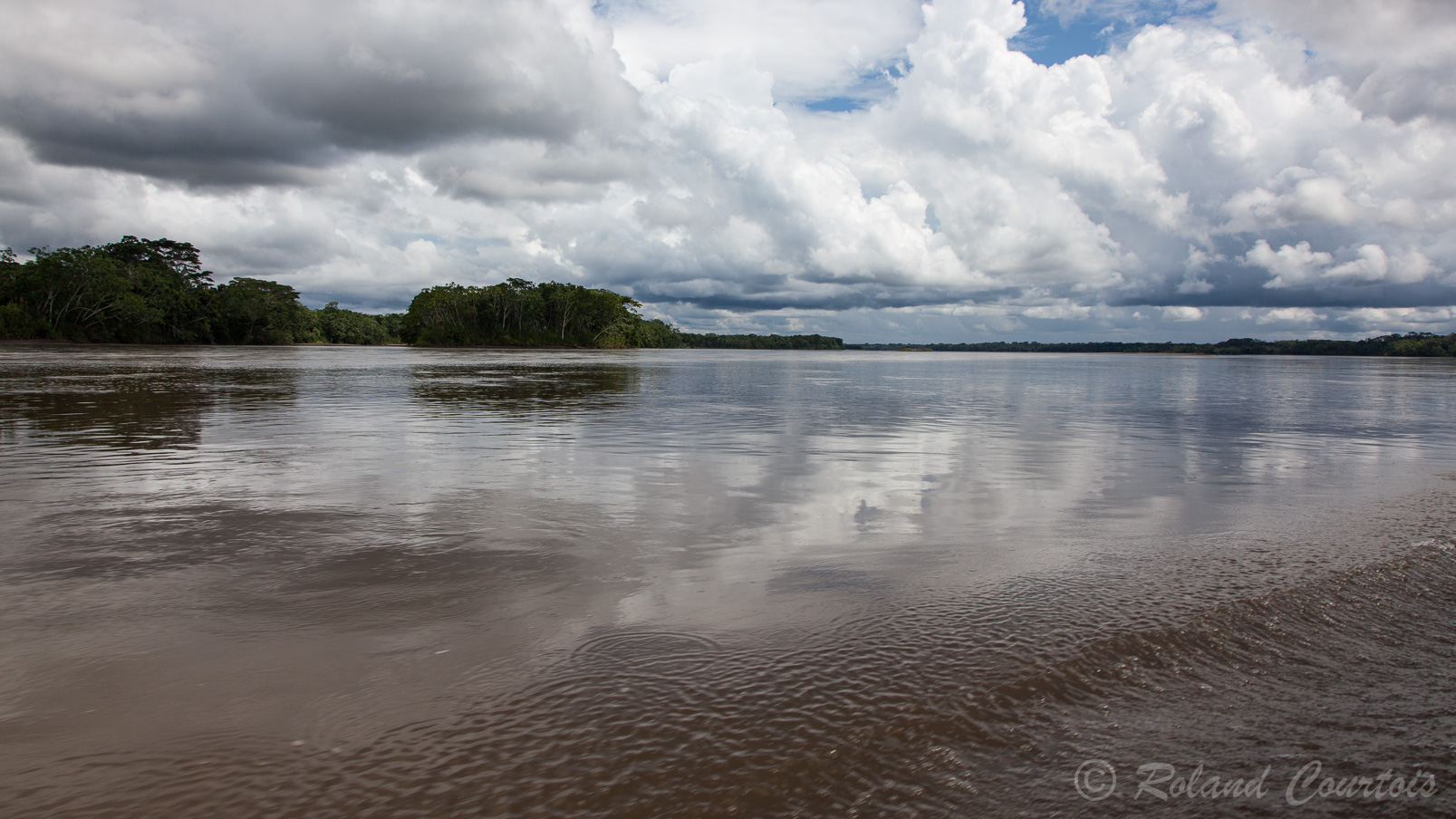 La rivière Napo avec les nuages qui se reflètent sur l'eau.