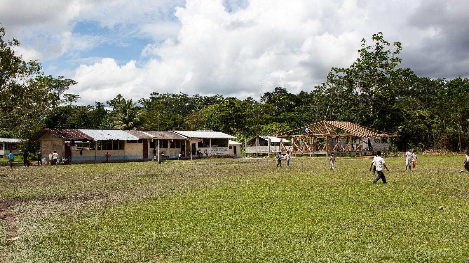 Village de la communauté Kichwa d'Añangu. Habitations des indiens qui se sont reconvertis dans la gestion du parc national et du lodge. Le dispensaire actuel et  le nouveau qui est en construction.