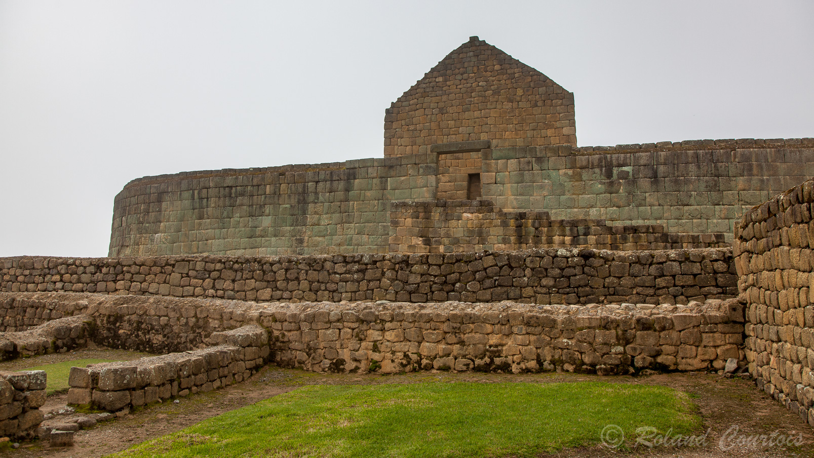 Au centre du site, le temple  du Soleil de forme elliptique est entouré de terrasses et d'habitations.