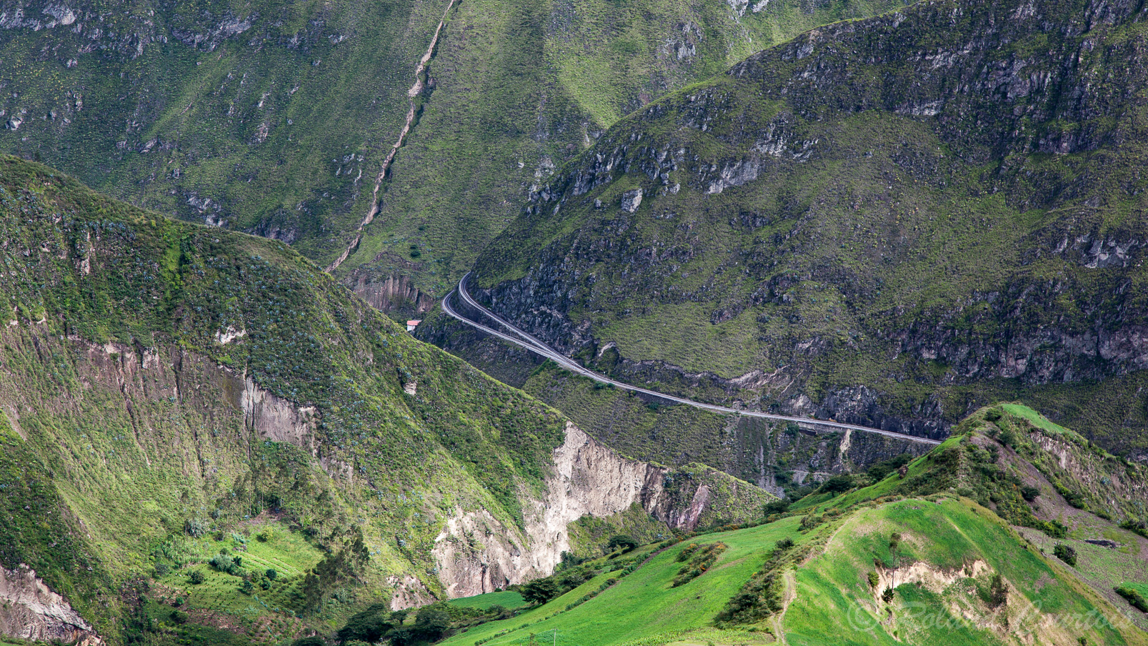 Dans le fond de la vallée  "Nariz del Diablo", la voie de chemin de fer dessine ses méandres.