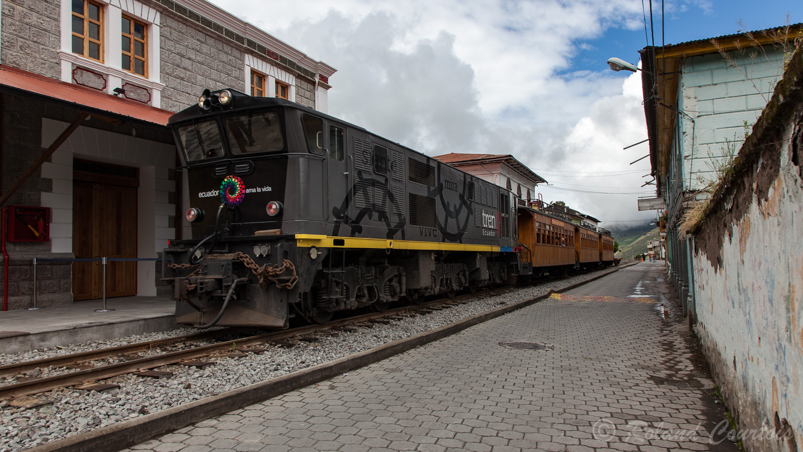 Jusqu'au fond de la vallée "Nariz del Diablo", ce train éffectue une dénivellation de 2.300 m en 60 km.