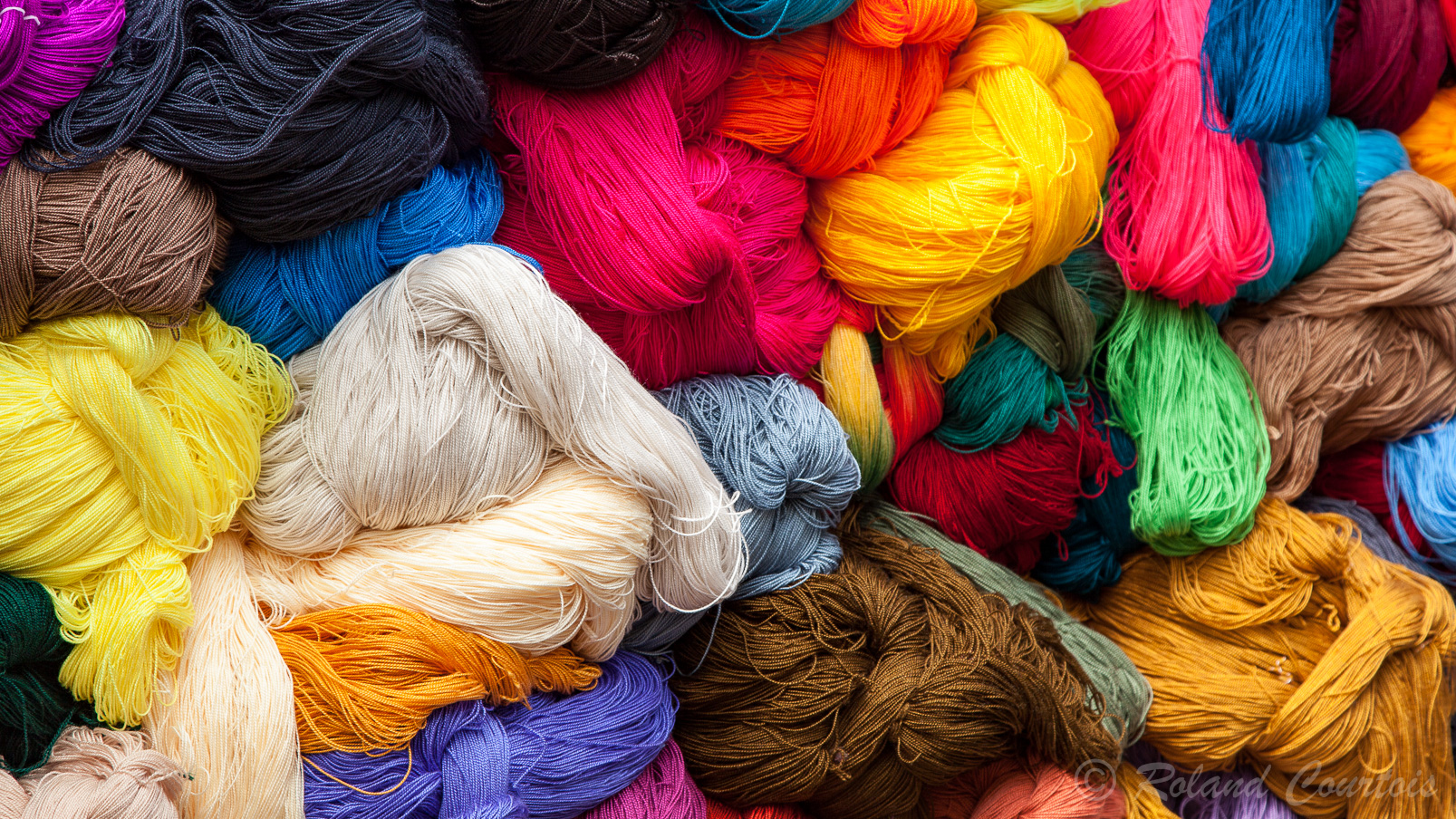 Pelotes de laine colorées pour votre prochain pull.