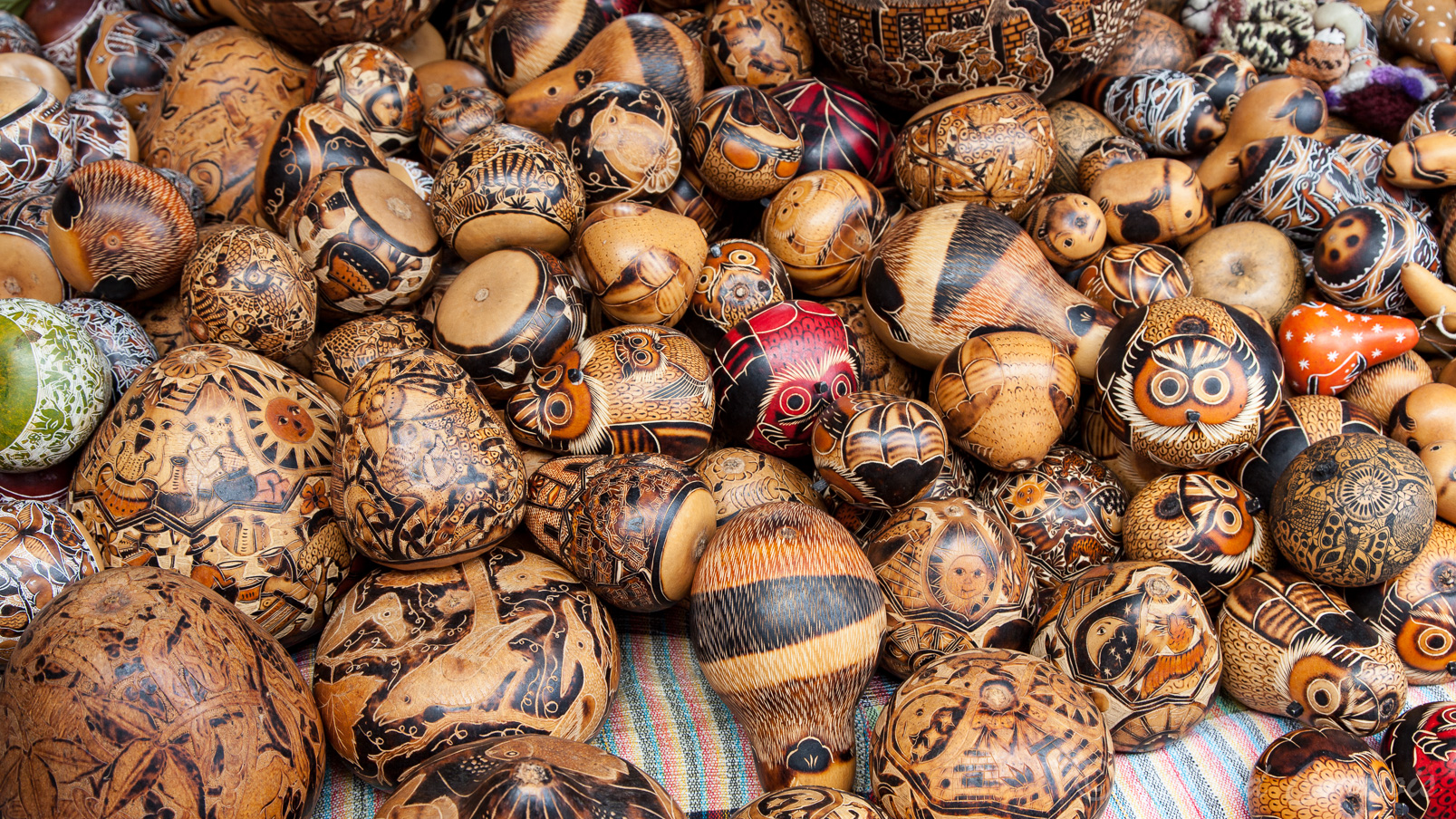 On trouve à Otavalo toute la fabrication artisanale du pays, Calebasses bien décorées