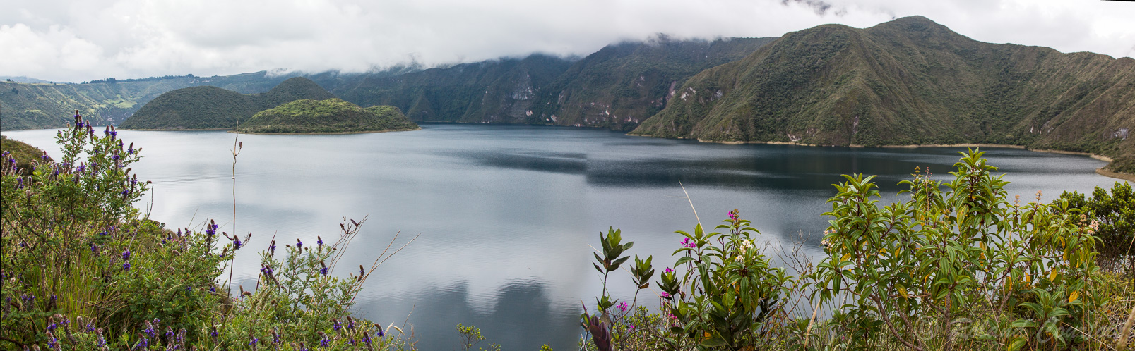 Panorama sur le lac de Cuicocha, Il s'agit d'un cratère de volcan à 2.400 m. d'altitude.