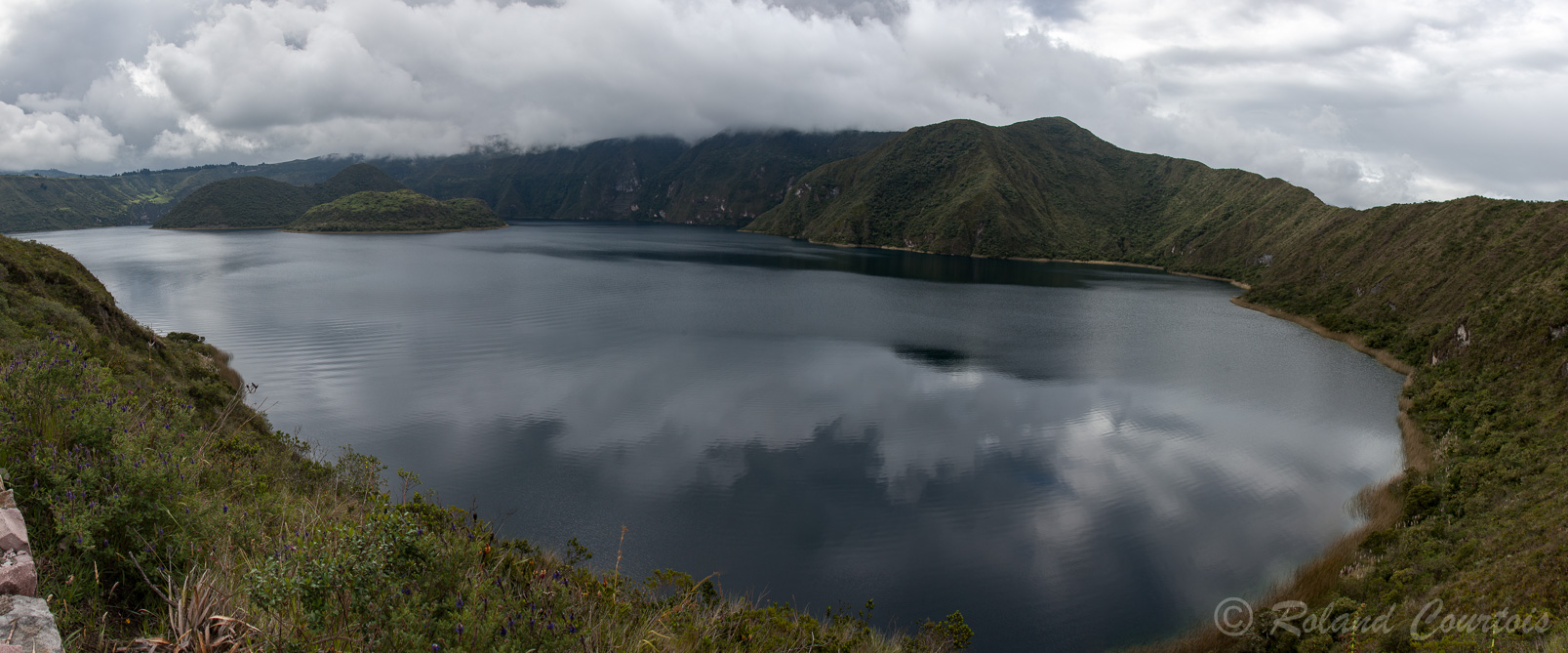 Panorama sur le lac de Cuicocha. Entre les deux îles il y a des émanations de gaz
