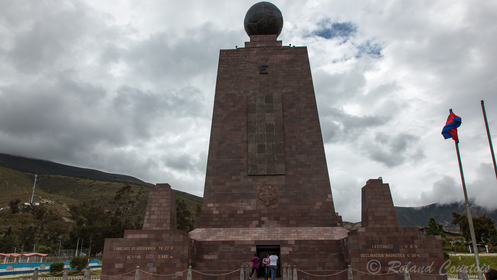 LE monument qui indique le point le plus haut qui se trouve sur la ligne de l'équateur.