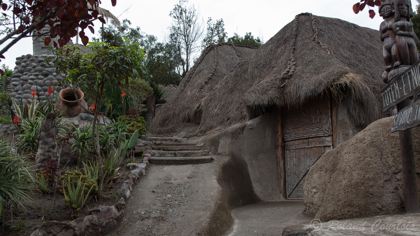 Ensemble touristique montrant une reconstitution d'un village indien.
