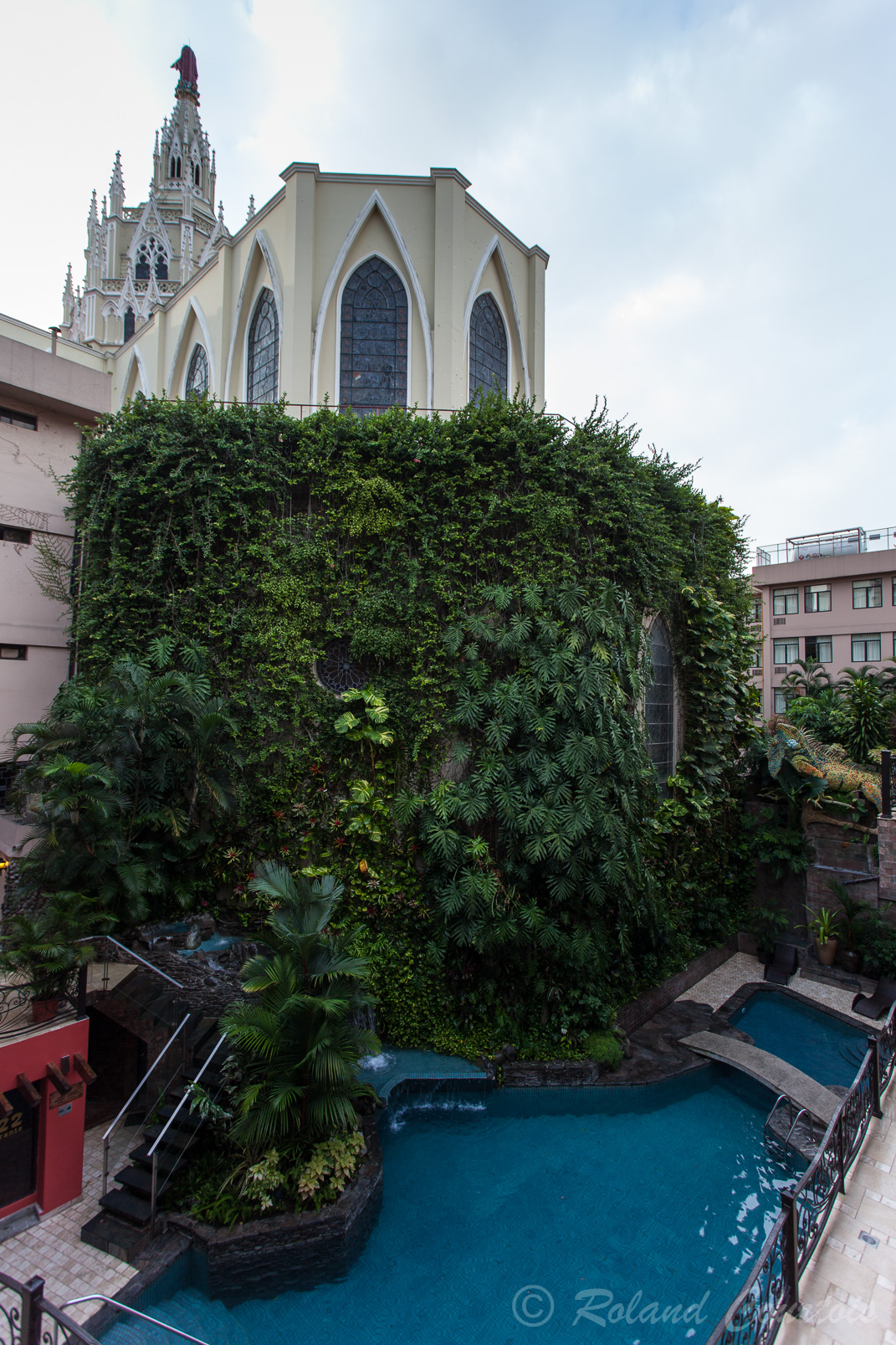 La piscine de l'hotel entoure la nef de la cathédrale  St Pierre de Guayaquil