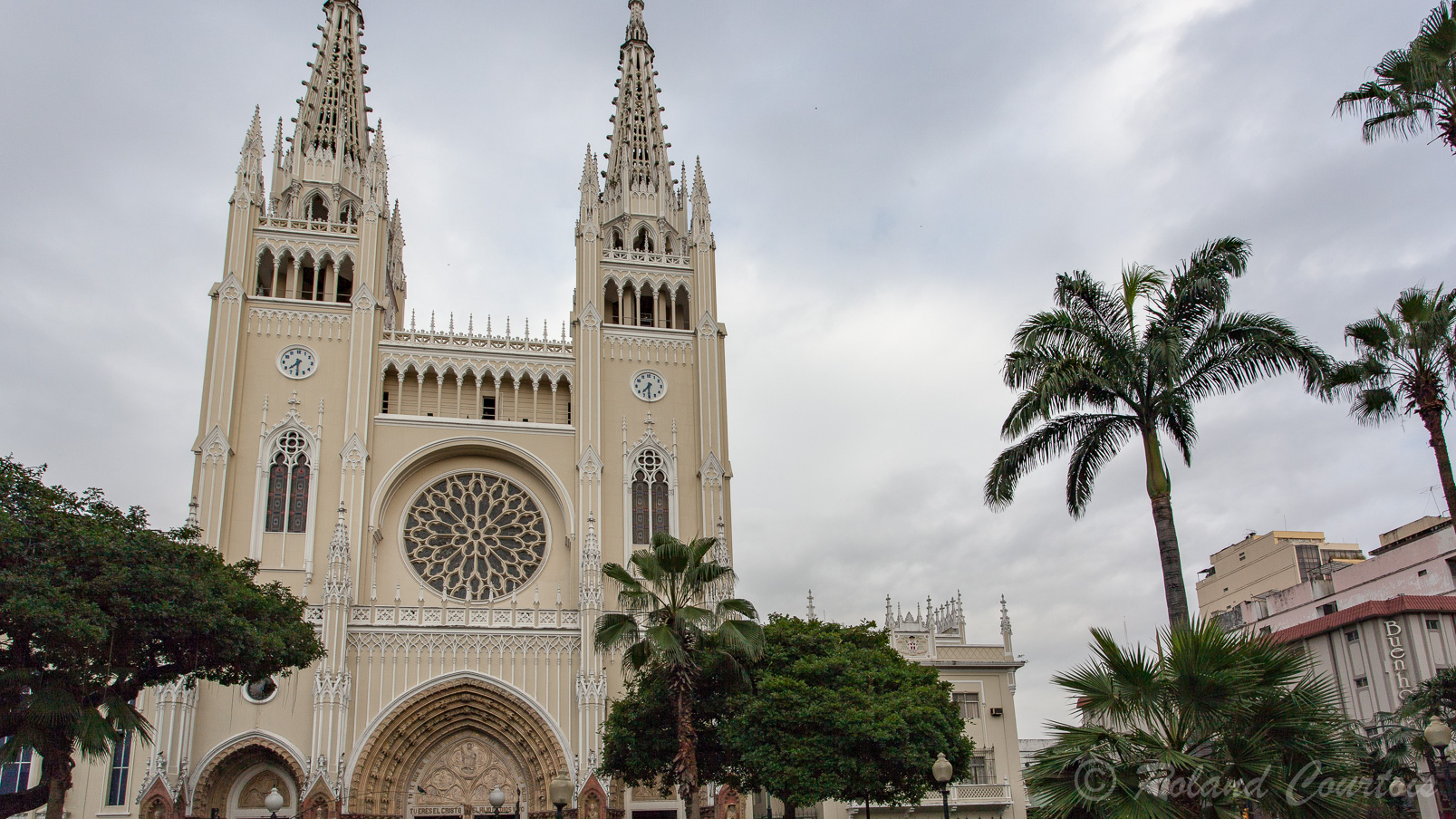 Façade de la cathédrale St Pierre de Guayaquil
