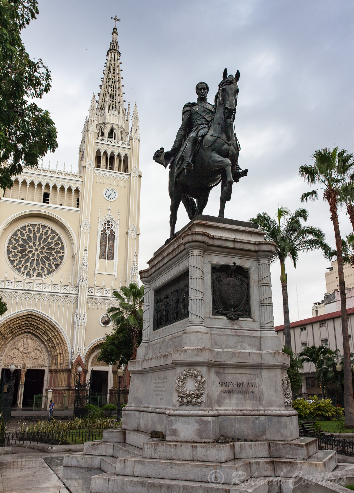 En face de la façade de la cathédrale St Pierre de Guayaquil trône la statue équestre de Simon Bolivar