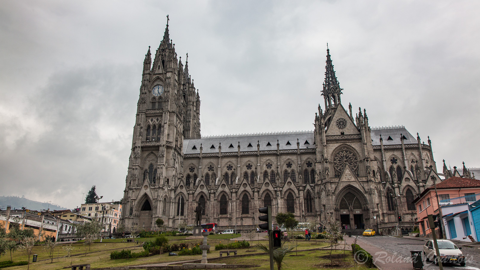 La basilique del Voto Nacional, considérée comme le lieu de culte le plus grand d’Equateur et d’Amérique du Sud, s’impose grâce à son style architectural néogothique,