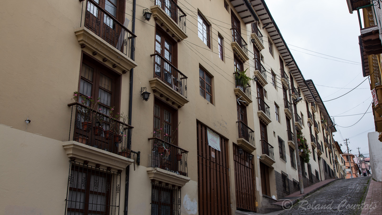 Ruelle en forte pente de la ville de Quito.