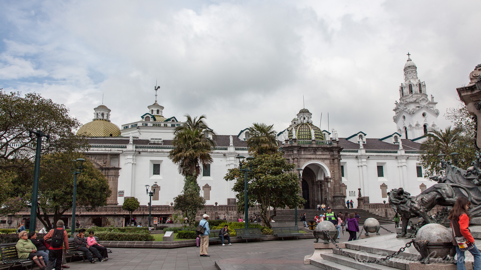 Vue sur la basilique San pedro depuis la grand place de Quito