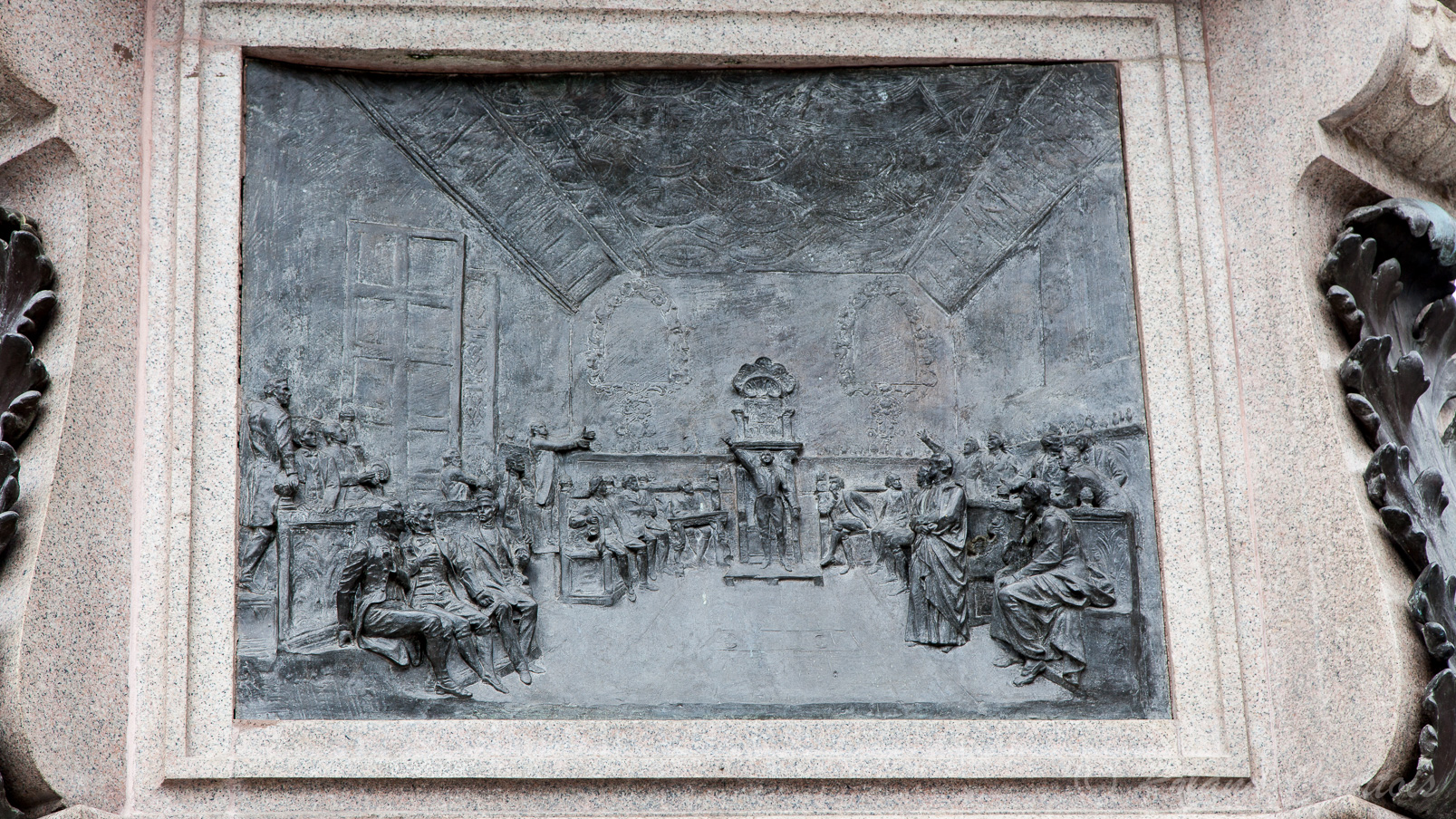Au bas de la statue de la liberté, un panneau de bronze décrit la première déclaration d'indépendance du 10 août 1809.