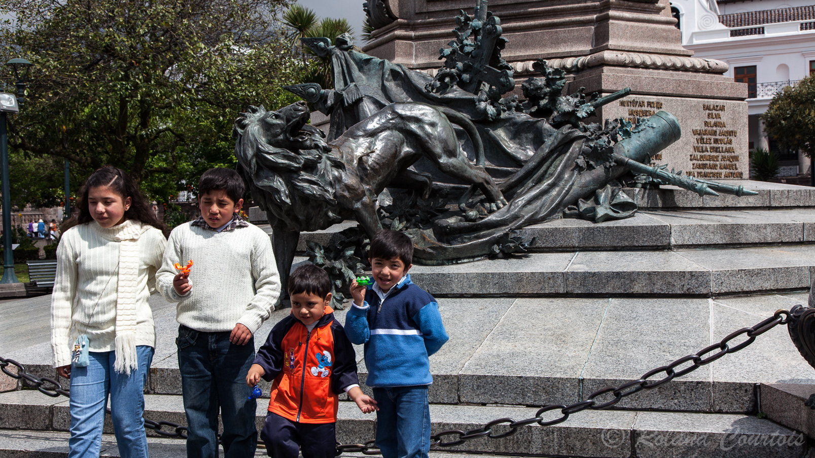 Pose d'enfants devant le monument du 10 août 1809