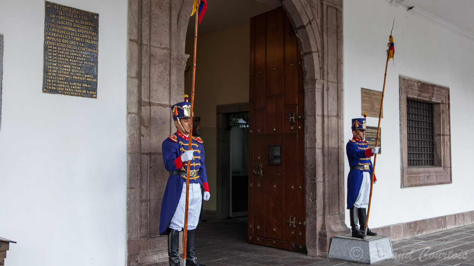 Edifié au XVIIè siècle, il fut le siège de l'Audiencia Real. Les soldats portent l'uniforme du XVIè siecle utilisé lors de la bataille de Pichincha.