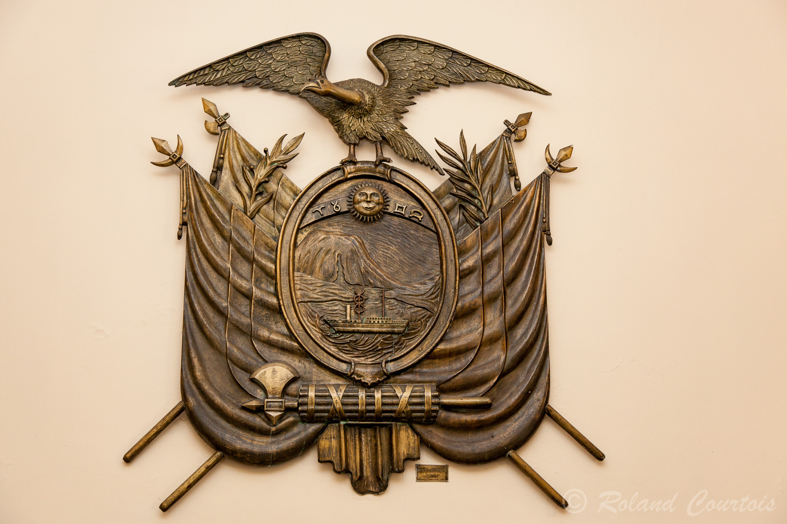 Belle plaque en bronze du blazon de l'Equateur. Le bateau à vapeur symbole de la navigation et du commerce représente aussi le premier bateau à vapeur construit sur la côte pacifique