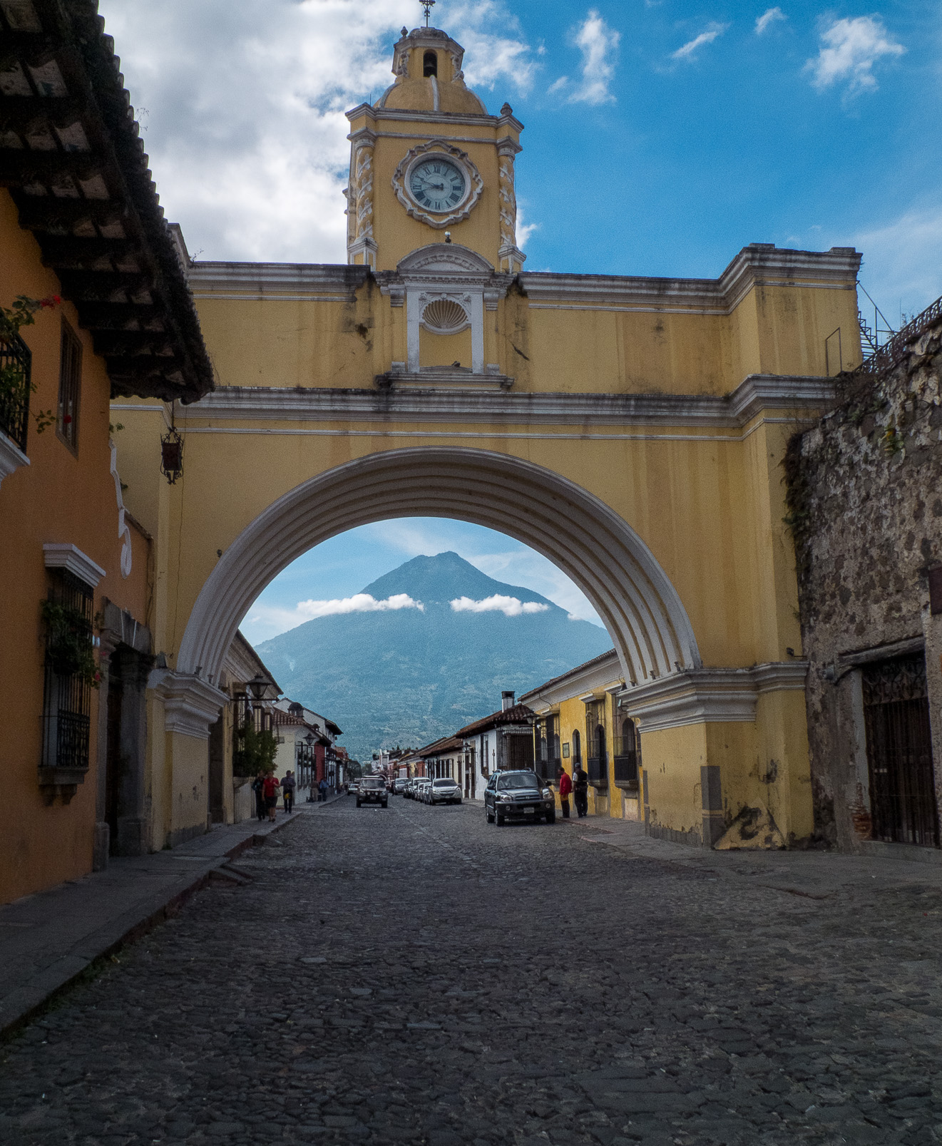 Antigua est une petite ville cernée de volcans  Elle est connue pour ses bâtiments coloniaux espagnols, dont la plupart ont été restaurés après le tremblement de terre de 1773, qui a mis fin à son statut bicentenaire de capitale coloniale du pays.