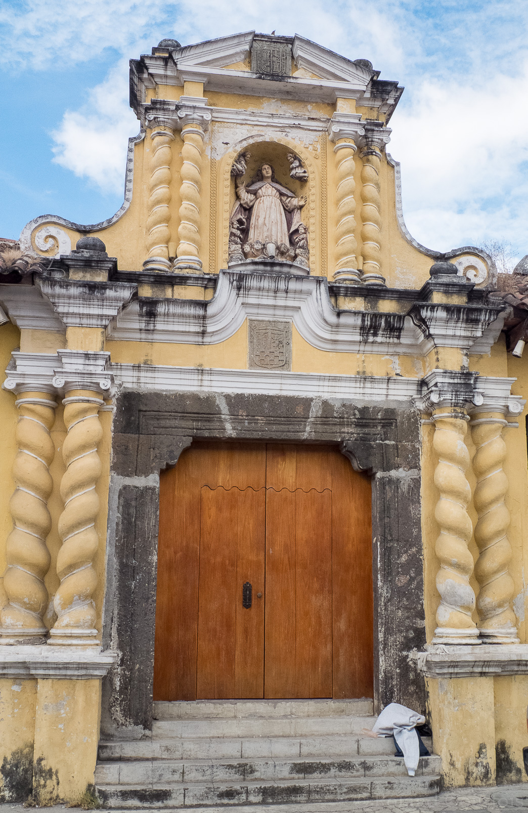 Façade d'une église à Antigua.