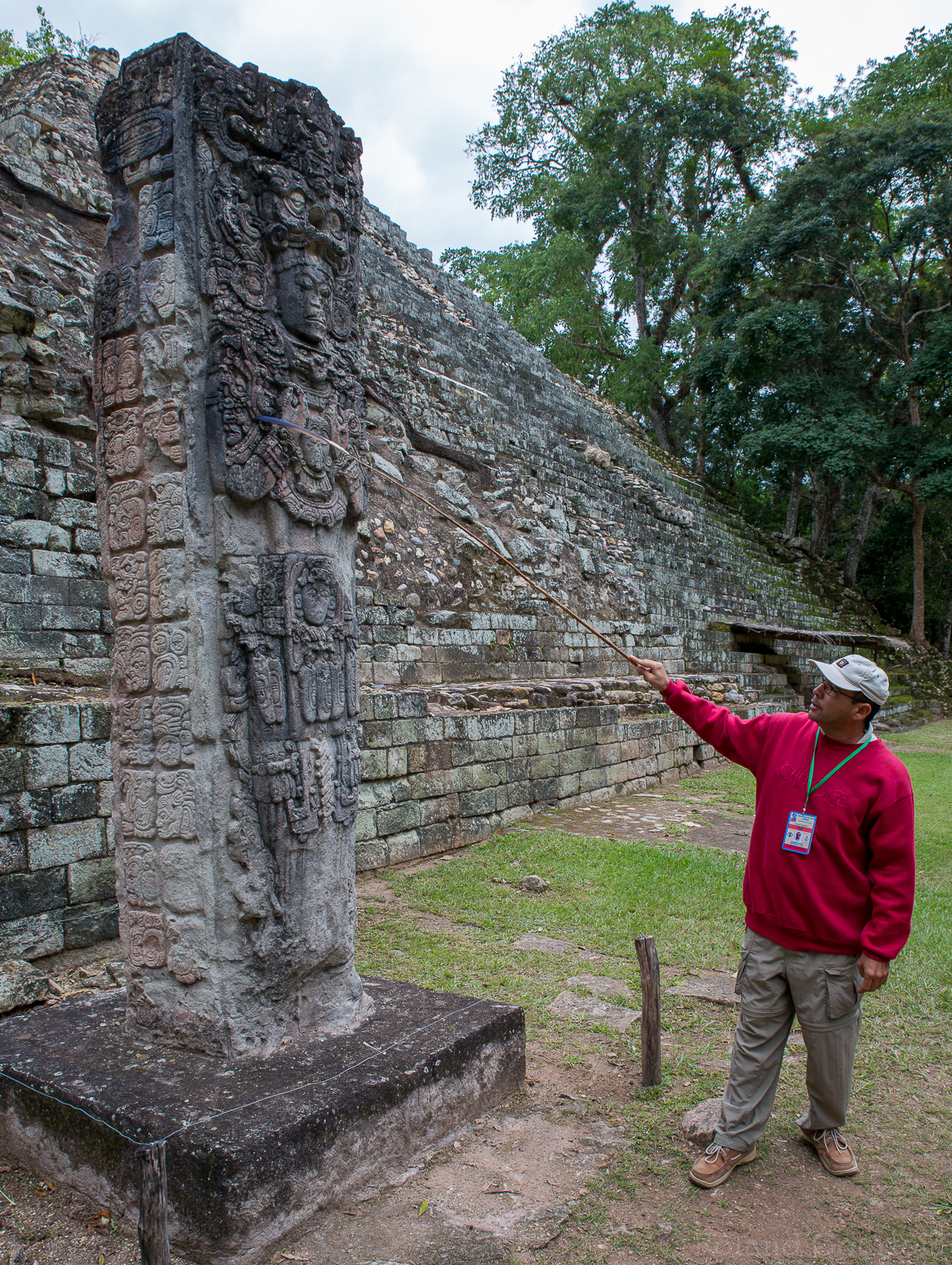 Acropole.: Stèle P représente le onzième roi, Serpent Fumant. C’est la stèle la plus ancienne de Copán.