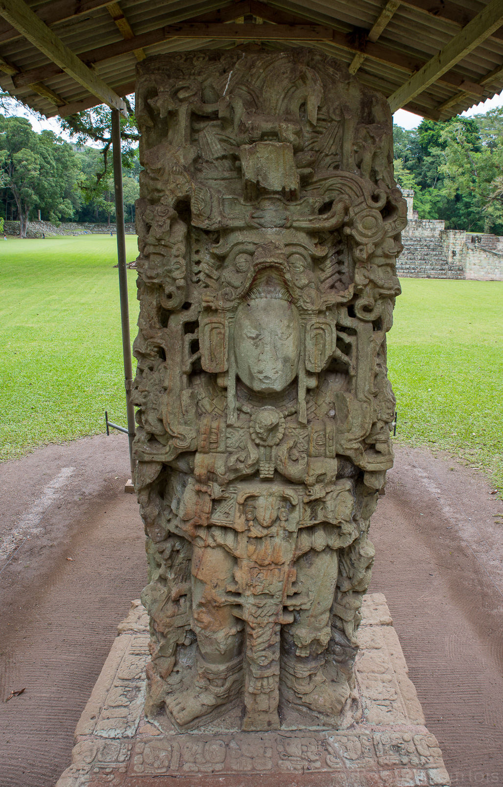 Stèle A dédiée au roi Uaxaclajuun Ub'aah K'awiil (695-738 après JC)