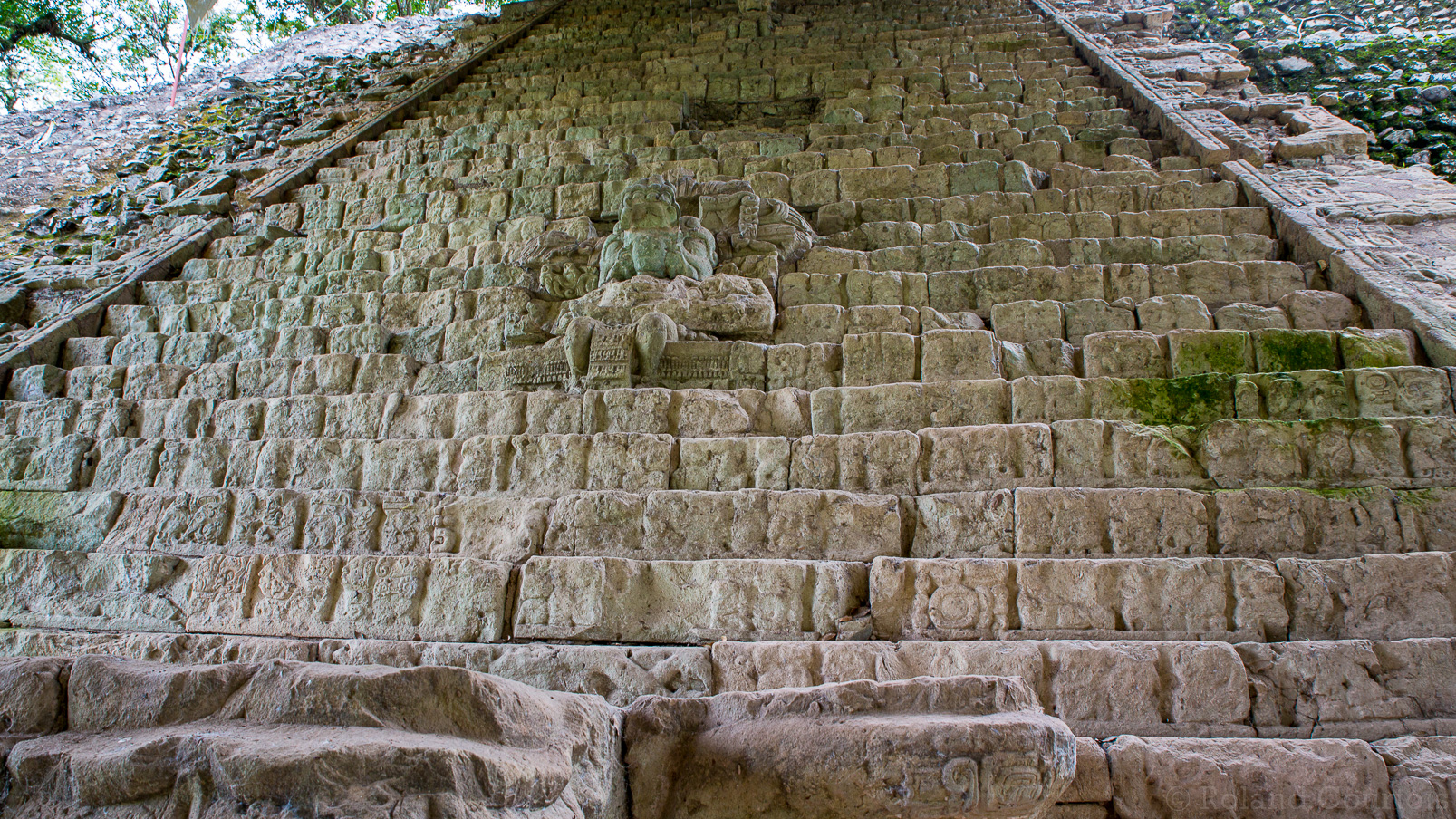 Escalier hiéroglyphique (763) que l’on doit au roi Fumée Coquillage..