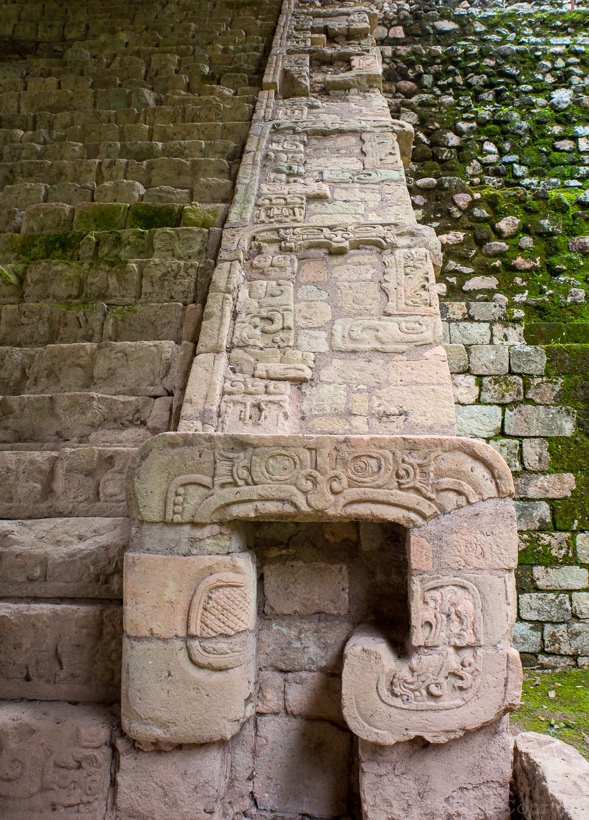 Escalier hiéroglyphique (763) que l’on doit au roi Fumée Coquillage..