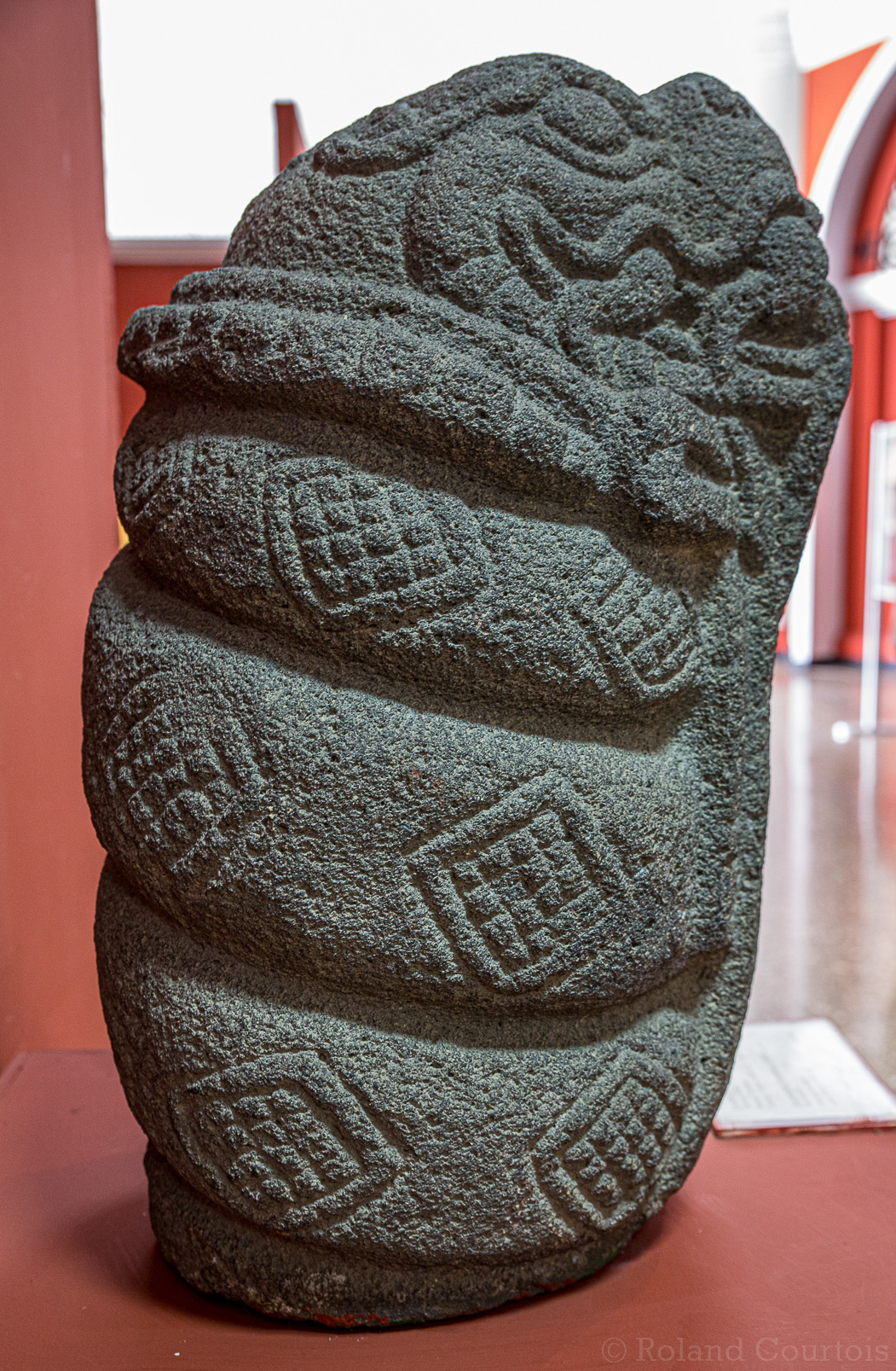 Sculpture zoomorphe  en serpent. (600 - 900)