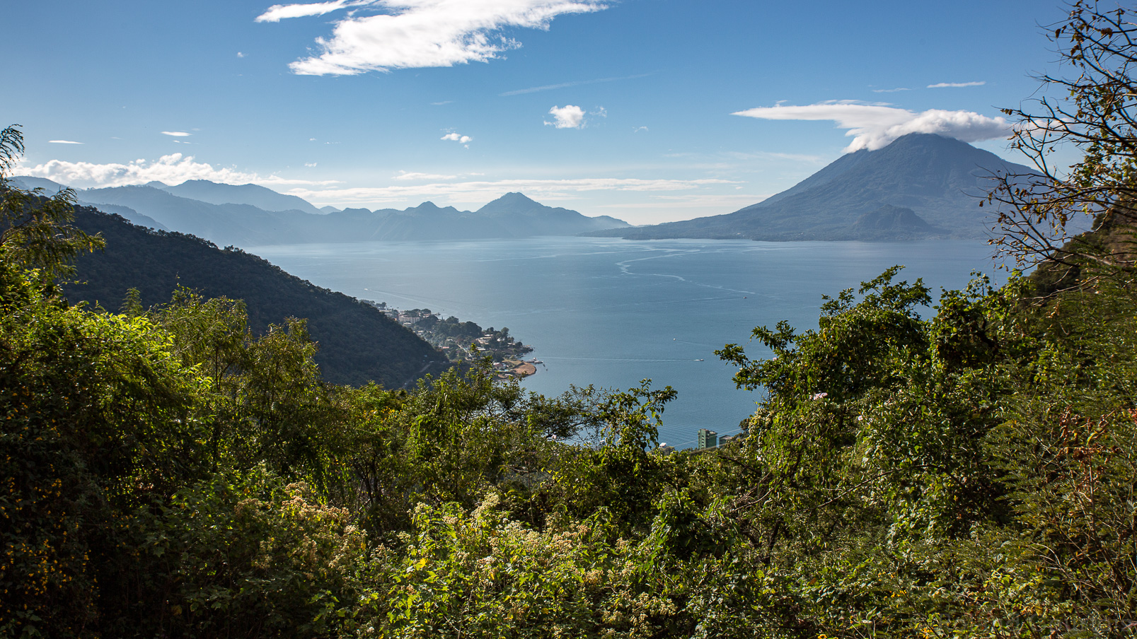 Panajachel : vue sur le lac et les volcans