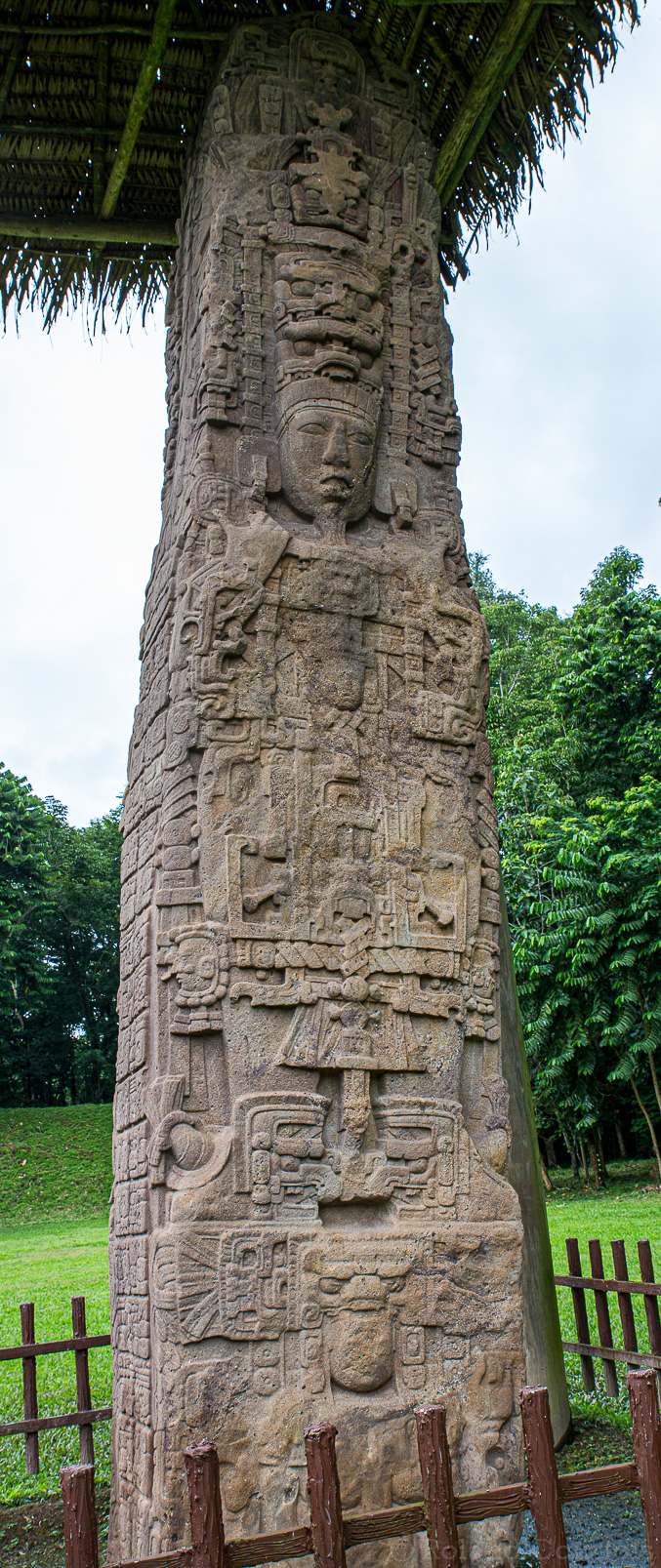 Stèle F de 7,5 mètres de haut