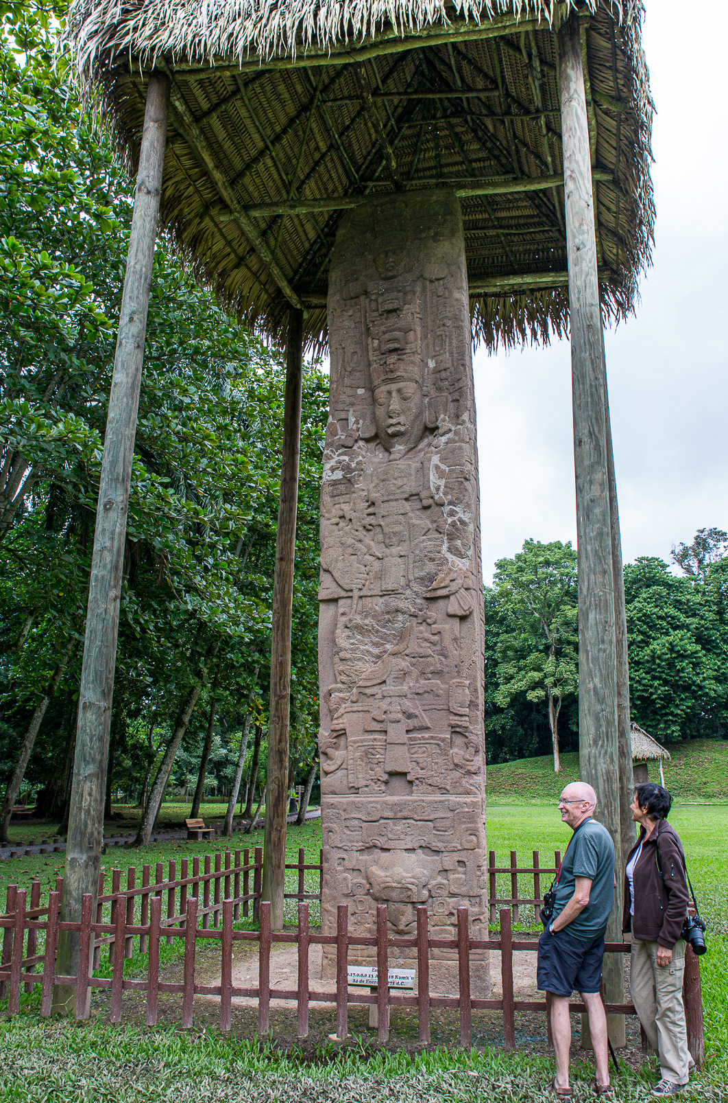 Stèle E  elle mesure 10,6 mètres de long. Son poids : 65 tonnes.