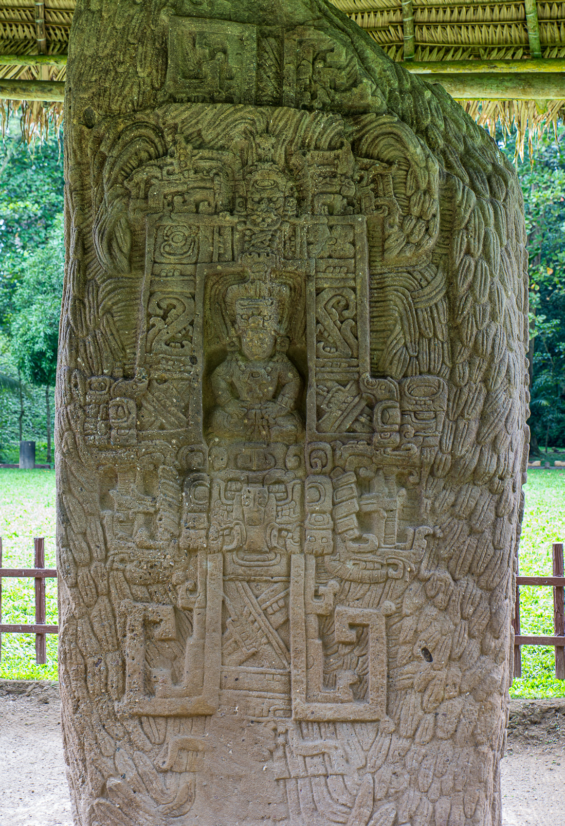 Stèle I. : Il s'agit peut-être de la dernière stèle créée à Quirigua avant son abandon en raison de la sécheresse.