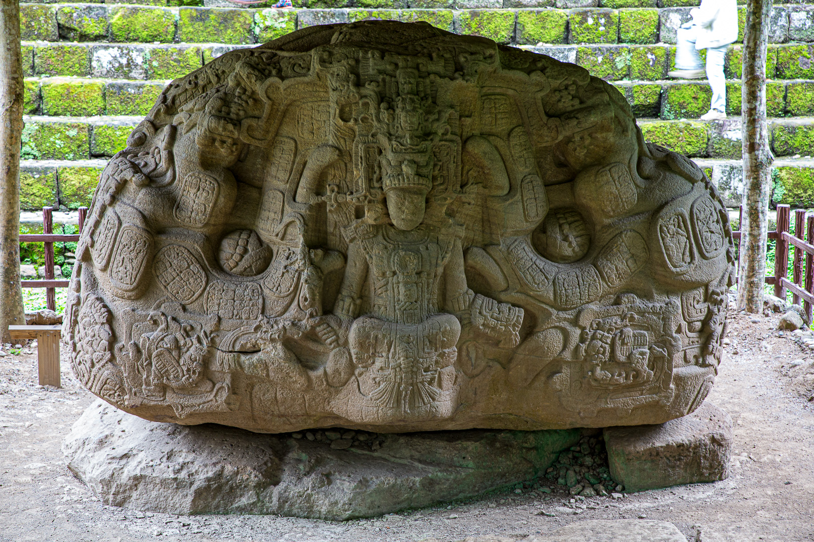 Grande place de Quirigua : L'Autel P représente une divinité exécutant une danse rituelle.
