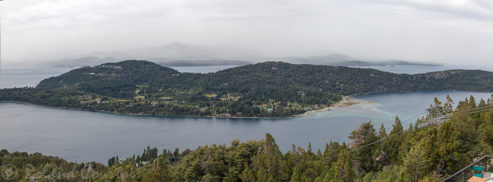 Vue sur le lac Nahuel Huapi en partie couvert par le nuage de cendres venant du volcan chilien Puyehué