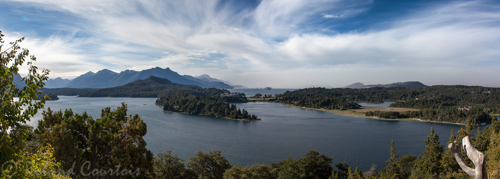 Vue sur le lac Nahuel Huapi en partie couvert par le nuage de cendres venant du volcan chilien Puyehué